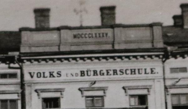 altes Foto - Wien ???  Volks.-und Bürgerschule - riesiges Adolf Hitler Plakat
